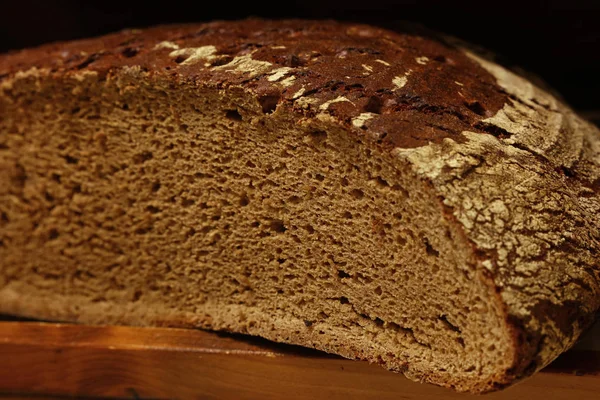 Połowa czarny artisan chleba chlebie — Zdjęcie stockowe