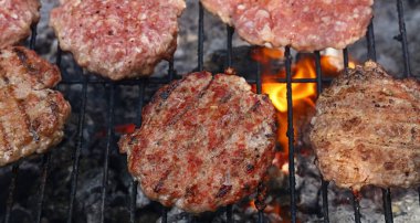 Alev ızgarada et Burger hamburger için ızgara