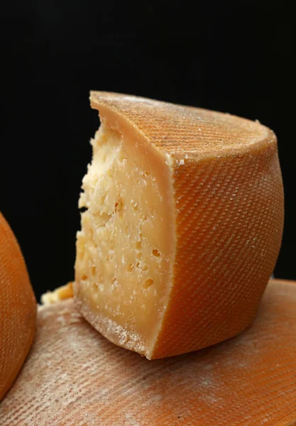 切块乳酪在黑色的背景 — 图库照片