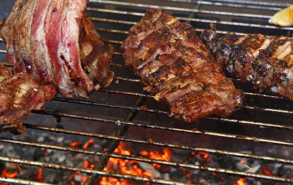 Rastrelliere di costolette di maiale sul barbecue fuoco — Foto Stock