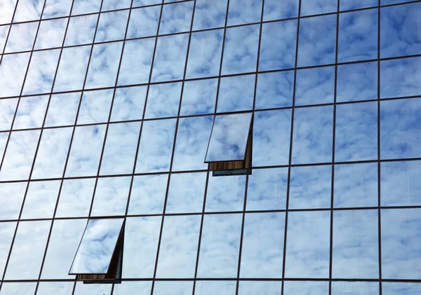 Reflejo cielo nublado en vidrio de construcción de negocios —  Fotos de Stock