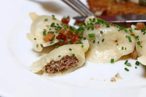 Kött fyllda skär halveras dumplings närbild — Stockfoto