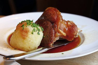 Köfte ile kavrulmuş domuz SAP kısmı