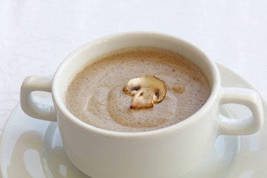 Beyaz porselen servis champignon krem çorbası ile