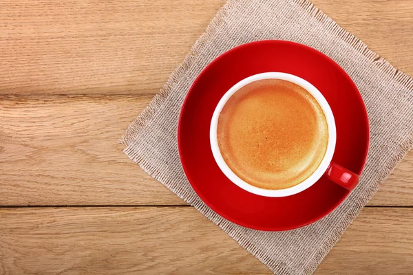 Taza completa de café expreso en taza roja en la mesa —  Fotos de Stock