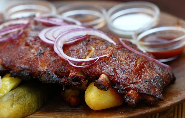 Izgara kavrulmuş domuz yedek kaburga yakın çekim raf