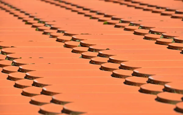 붉은 갈색 세라믹 지붕 타일 패턴 배경 — 스톡 사진