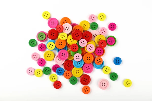 Mistura de botões de costura coloridos redondos no branco — Fotografia de Stock