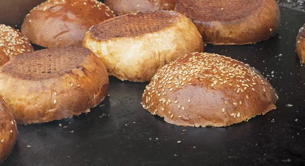 Fechar o pão de gergelim para hambúrguer na churrasqueira — Fotografia de Stock
