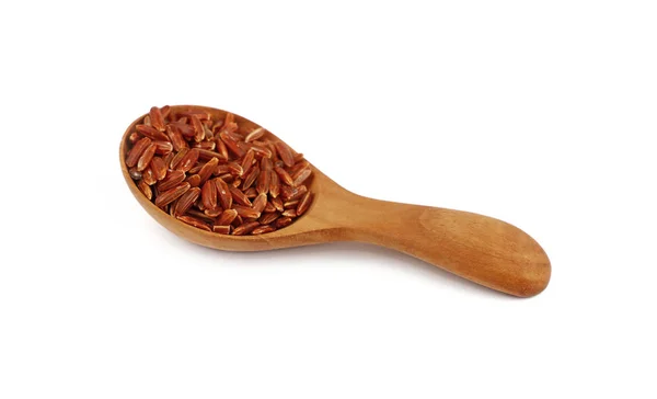 Rood bruin rauwe rijst in houten lepel op wit — Stockfoto
