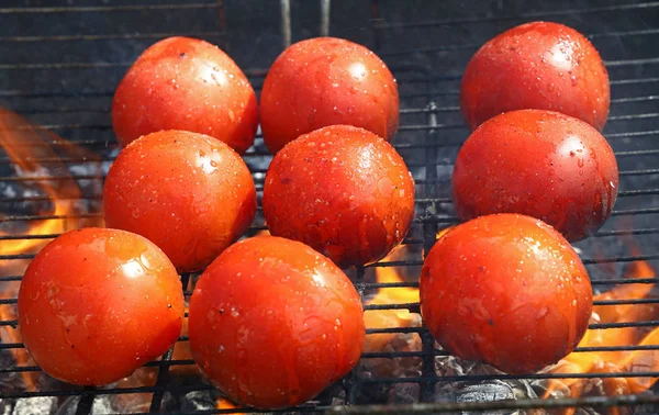 Tomates vermelhos cozidos na churrasqueira close-up — Fotografia de Stock