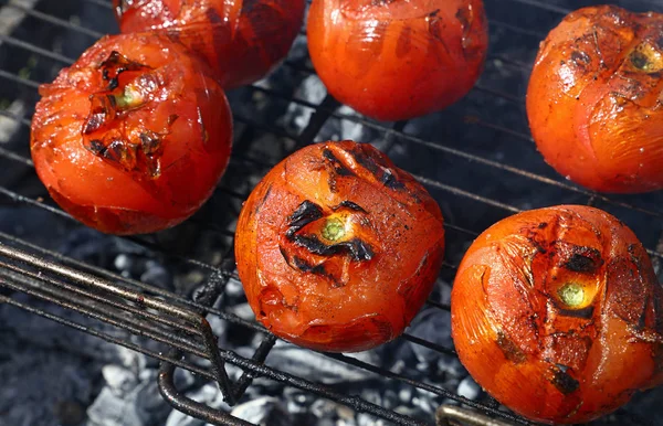 Tomates vermelhos cozidos na churrasqueira close-up — Fotografia de Stock