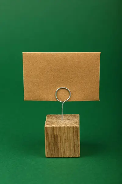 Cartel de papel kraft marrón en blanco sobre fondo verde — Foto de Stock