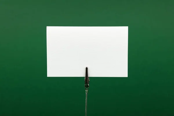空白白皮书签名结束绿色背景 — 图库照片