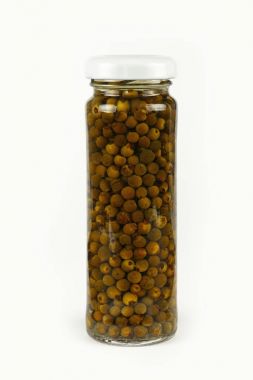 Beyaz üzerinde turşu yeşil peppercorns kavanoz