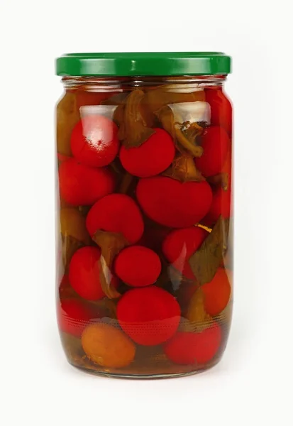 Słoik marynowanych czerwony gorący papryki chili, nad białym — Zdjęcie stockowe