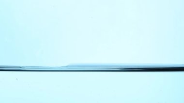 Bardakta su seviyesi yüzeye sallayarak yakın çekim