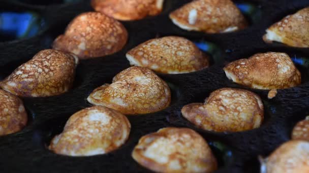 Close up koken kleine Nederlandse traditionele pannenkoeken — Stockvideo