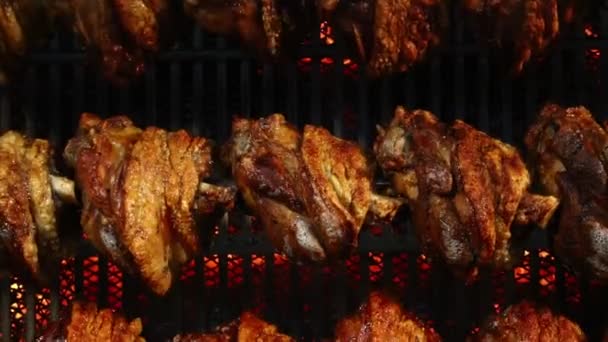Golonka wieprzowa powoli gotowane w rotacji grill — Wideo stockowe