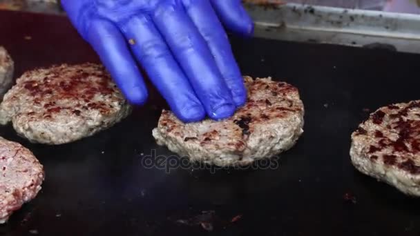 Hamburguesas de carne a la parrilla para hamburguesas de cerca — Vídeos de Stock