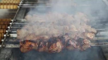 Şiş kebap sığır eti ızgarada pişirme