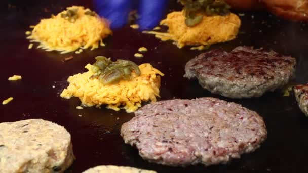 Hamburguesas a la parrilla para hamburguesas de cerca — Vídeo de stock