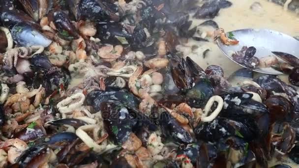Close up cozinhar frutos do mar frescos em grande frigideira — Vídeo de Stock