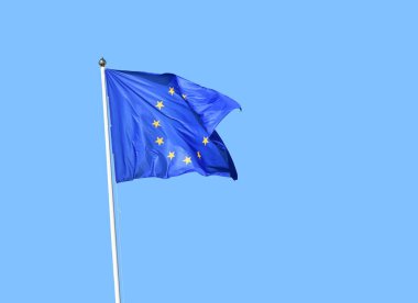 Avrupa Birliği AB bayrağı üzerinde açık mavi gökyüzü uçar