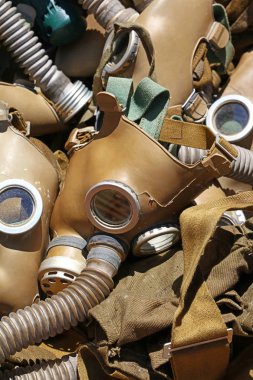 Eski vintage yıpranmış solunum gaz maskeleri yakın çekim