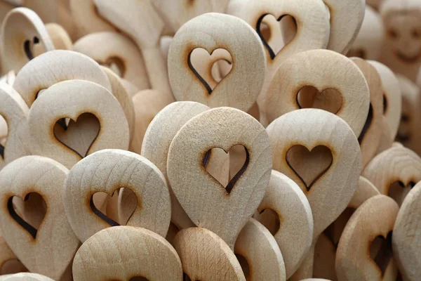 Деревянные кухонные ложки с резьбой по форме сердца — стоковое фото