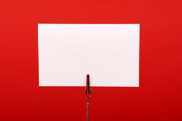 Signo de papel blanco en blanco sobre fondo rojo — Foto de Stock