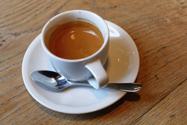 Beyaz fincan espresso kahve masada kapatın