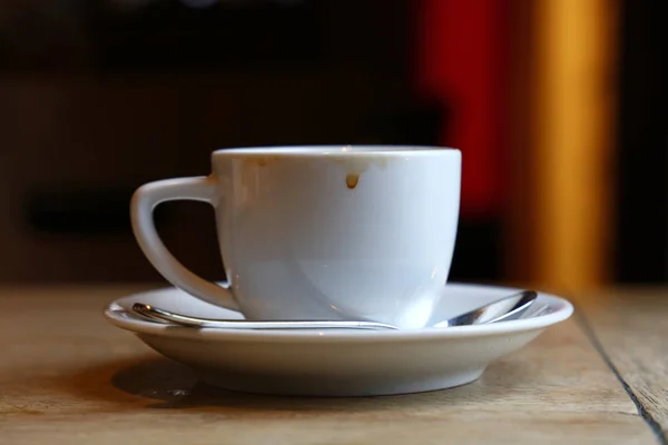 Feche a xícara branca de café preto na mesa — Fotografia de Stock