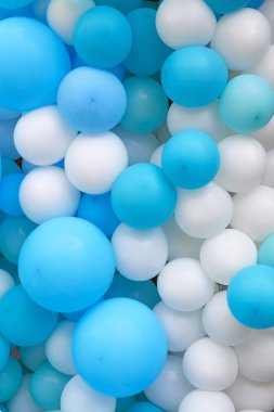 Mavi ve beyaz hava balonları arka planı kapat