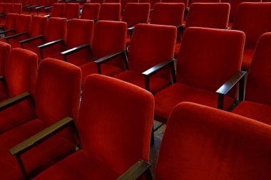 Kırmızı yumuşak sandalye oturma sıraları yakın çekim