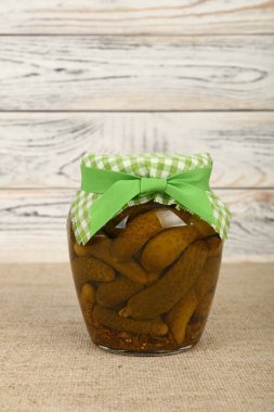 Kavanoz turşu küçük Kornişon salatalık masada