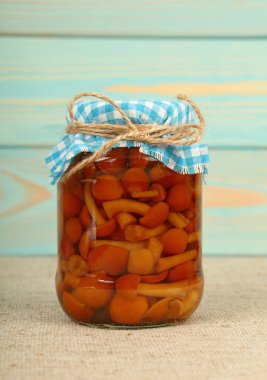 Kavanoz turşu tatlım mantar mantar masada