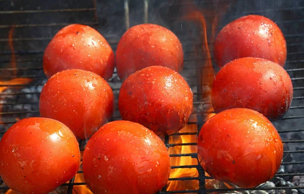 Tomates vermelhos cozidos na churrasqueira close-up — Fotografia de Stock