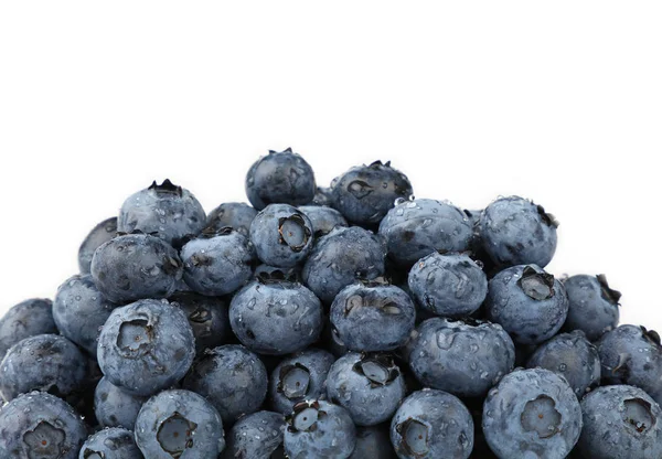 Haufen frisch gewaschener Blaubeeren in Nahaufnahme auf Weiß — Stockfoto