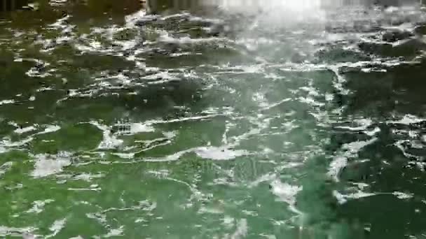 Corriente de agua bajo cascada con espuma blanca — Vídeo de stock