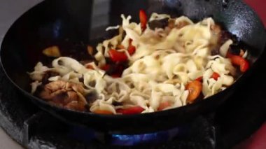 Wok tavada kızartma erişte ve sebze karıştırın