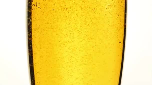 Close up pouring beer with bubbles in glass — Stock Video