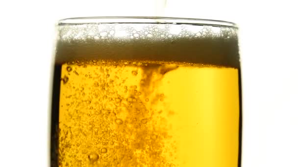 Közelről szakadó buborékok pohár sör — Stock videók