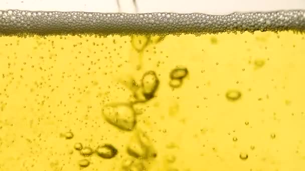 Primer plano verter agua de soda con burbujas en vidrio — Vídeo de stock