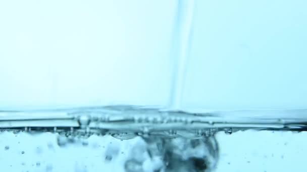Verter agua en vidrio cerrar ángulo bajo — Vídeo de stock