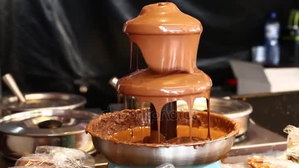 Close up de fonte de chocolate de leite para sobremesas — Vídeo de Stock