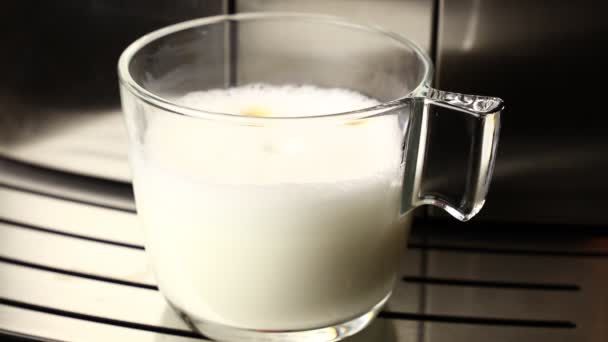 咖啡添加到牛奶泡沫制作拿铁咖啡 — 图库视频影像