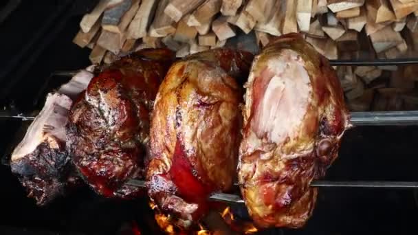 Close up pork meat roasted on open wood fire — Stock Video