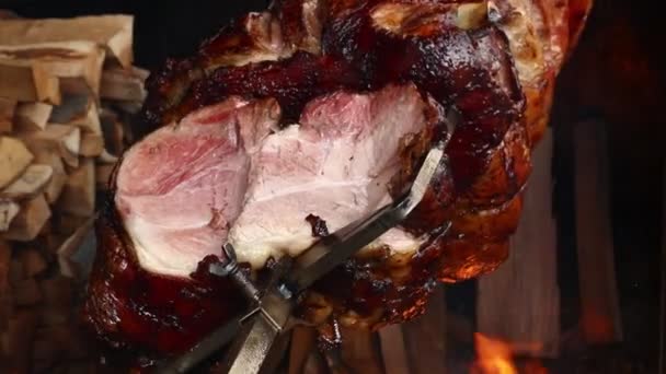Крупним планом свиняче м'ясо, обсмажене на відкритому вогні з дерева — стокове відео
