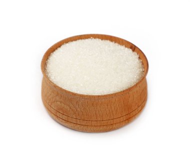 Ahşap kase izole beyaz şeker dolu kapatın